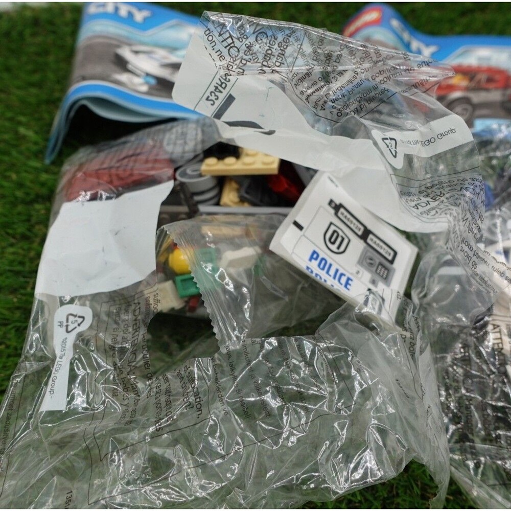 LEGO CITY: Police Pursuit (60128) Complete w/ Box & Instructions - Picture 6 of 6